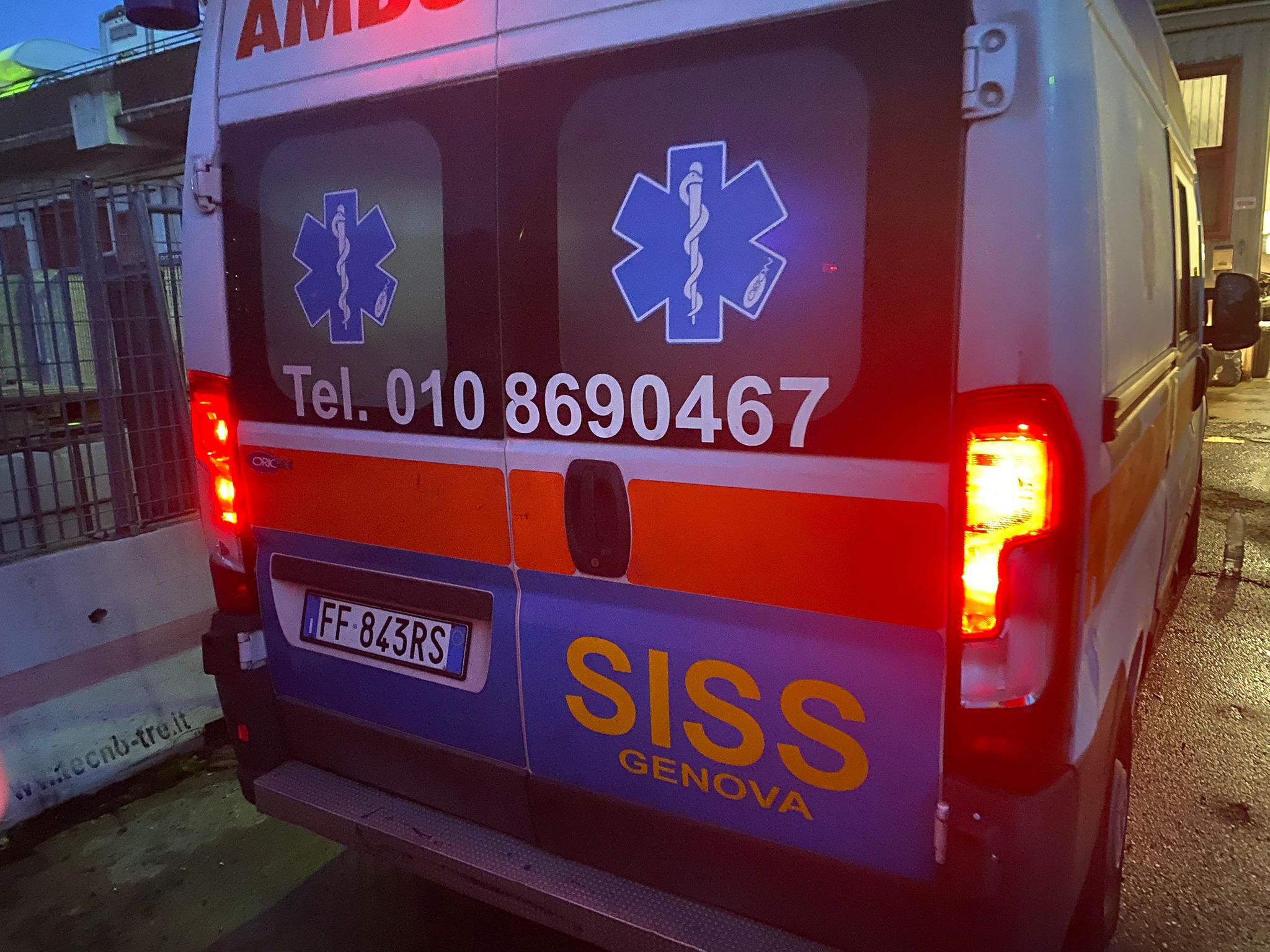 Ambulanza SISS attrezzata — vista vano sanitario posteriore
